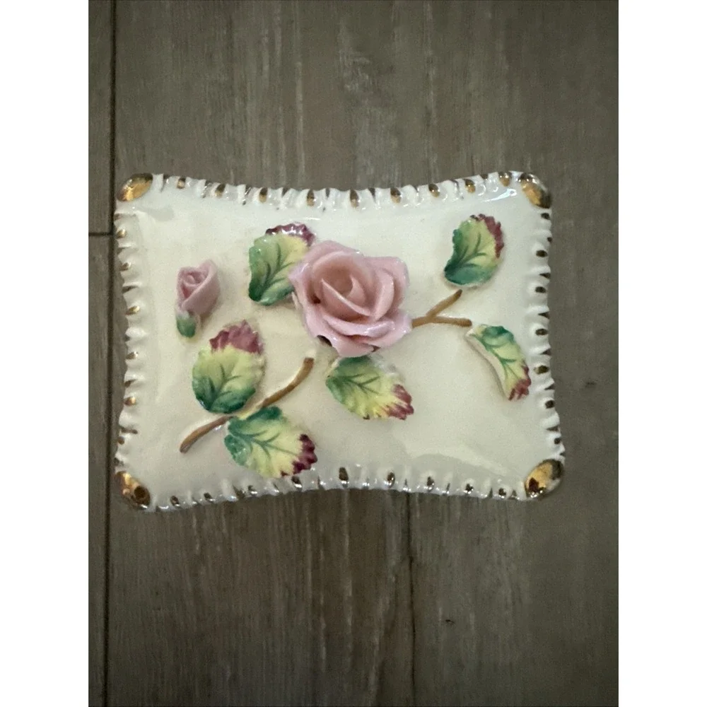 Vintage 3-D Raised Pink Roses Porcelain Trinket Box Japan *read‎